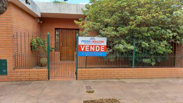 Casa sobre calle Santiago del Estero 1082 edificado 140mts2 - Imagen 2