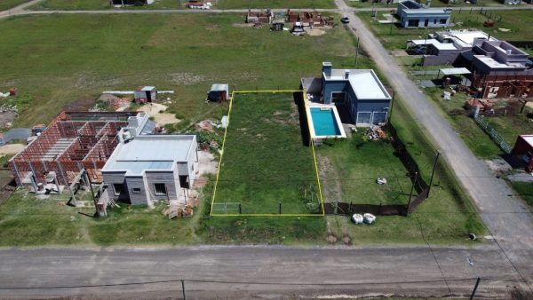 Terreno en venta loteo "El Tropezón" calle Aristóbulo del Valle superficie 420mts2