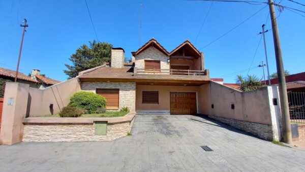 En venta casa en excelente estado 192mts2 cubiertos sobre Av. Leandro N. Alem 1424