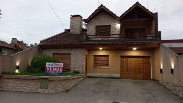 En venta casa en excelente estado 192mts2 cubiertos sobre Av. Leandro N. Alem 1424 - Imagen 2