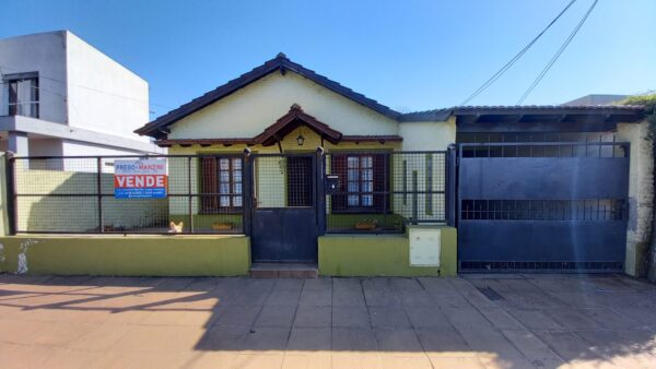 En venta casa 131mts2 cubiertos sobre calle Alsina 756
