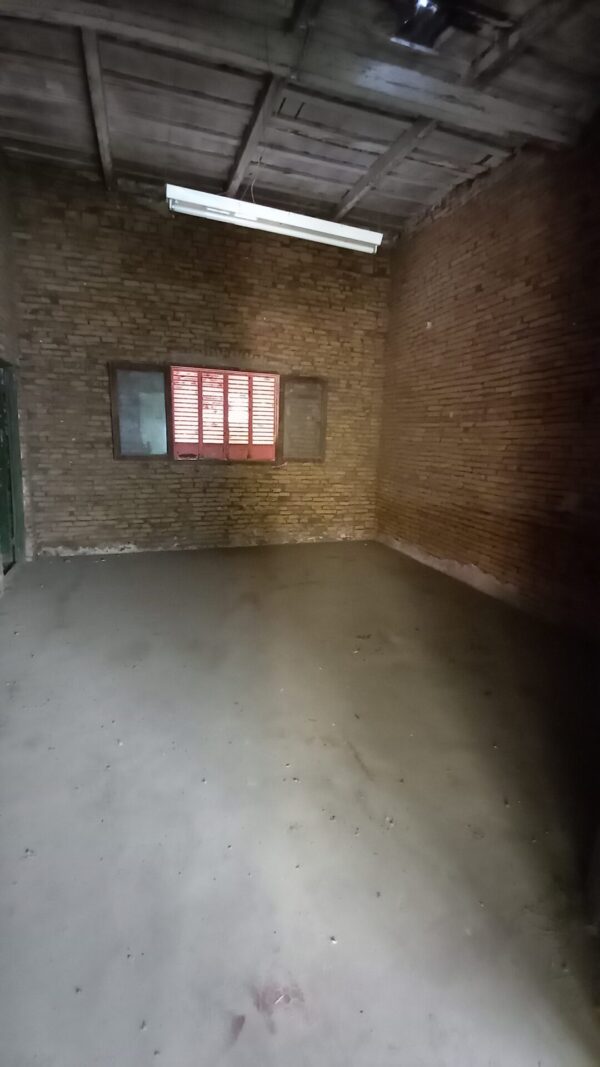 En venta terreno de 1.000m2 con edificación, zona céntrica, Av. Presidente Perón 834 - Imagen 4