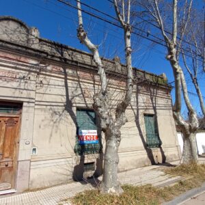 En venta casa antigua, edificados 250m2, terreno 343m2, sobre Av. Pte. Perón 645