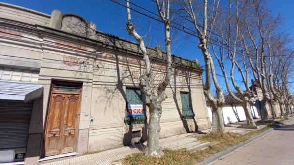 En venta casa antigua, edificados 250m2, terreno 343m2, sobre Av. Pte. Perón 645