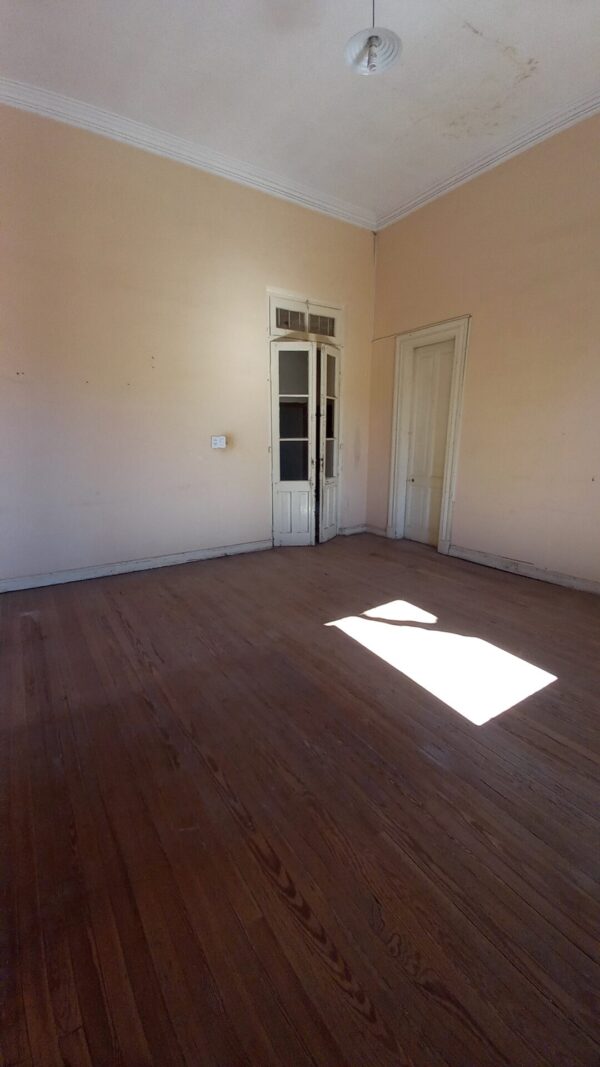 En venta casa antigua, edificados 250m2, terreno 343m2, sobre Av. Pte. Perón 645 - Imagen 7