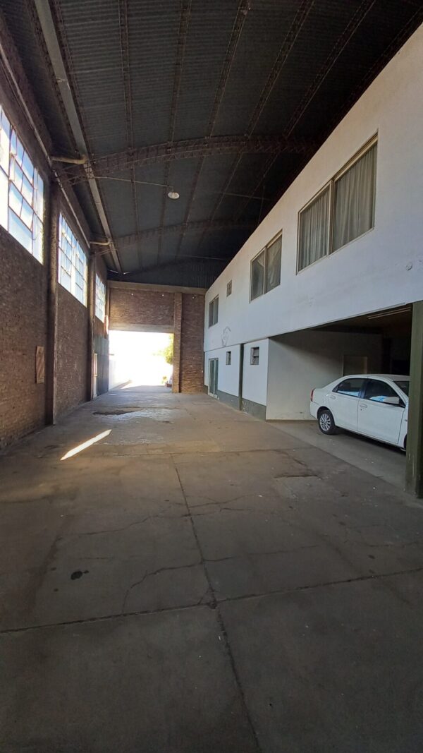 En Venta: 520m2 de ambientes con posibilidad de usos múltiples, más 550m2 de galpón, sobre Av. Rivadavia 460 - Imagen 9