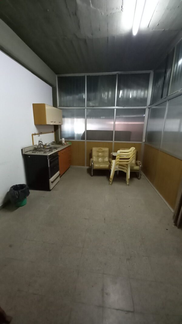 En Venta: 520m2 de ambientes con posibilidad de usos múltiples, más 550m2 de galpón, sobre Av. Rivadavia 460 - Imagen 12