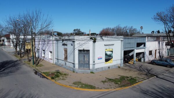 En venta: local más galpón, esquina R. S. Peña y Mármol, edificado 142m2