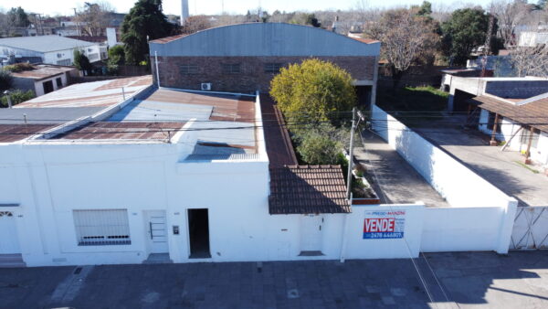En Venta: 520m2 de ambientes con posibilidad de usos múltiples, más 550m2 de galpón, sobre Av. Rivadavia 460