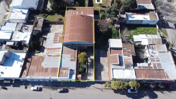 En Venta: 520m2 de ambientes con posibilidad de usos múltiples, más 550m2 de galpón, sobre Av. Rivadavia 460 - Imagen 2