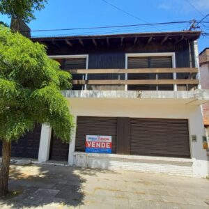 En venta casa excelente ubicación, 198mts2 cubiertos sobre calle Centenario 335