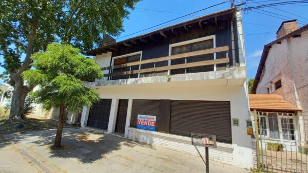 En venta casa excelente ubicación, 198mts2 cubiertos sobre calle Centenario 335 - Imagen 2