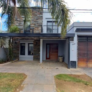 En venta casa en excelente estado, moderna, 220mts2 cubiertos, pileta, sobre calle Formosa 1289