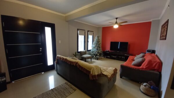 En venta casa en excelente estado, moderna, 220mts2 cubiertos, pileta, sobre calle Formosa 1289 - Imagen 2