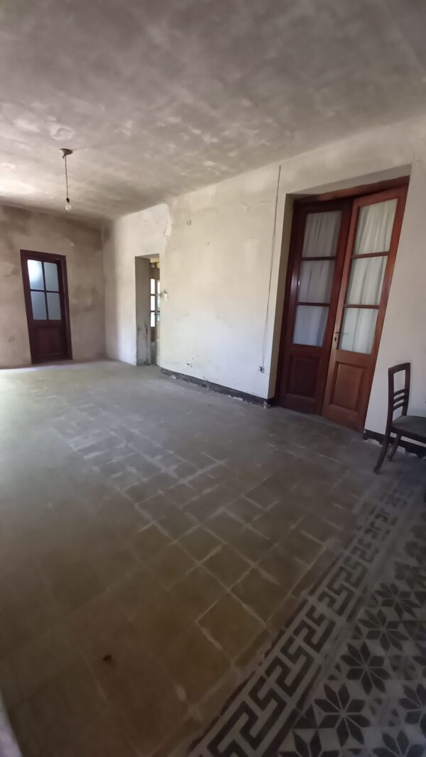 En venta casa: excelente para remodelar, 221m2 cubiertos a 50m de la plaza San Martin - Imagen 4