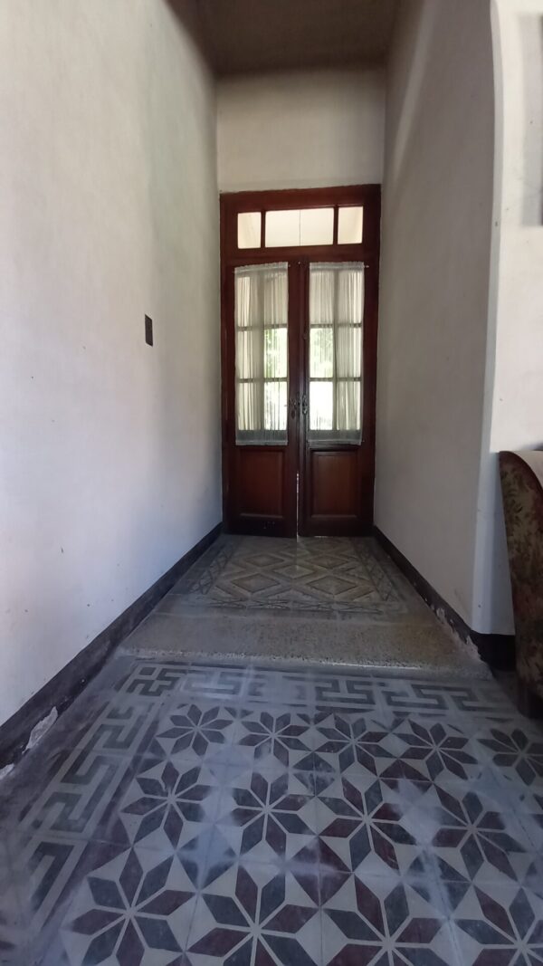 En venta casa: excelente para remodelar, 221m2 cubiertos a 50m de la plaza San Martin - Imagen 5