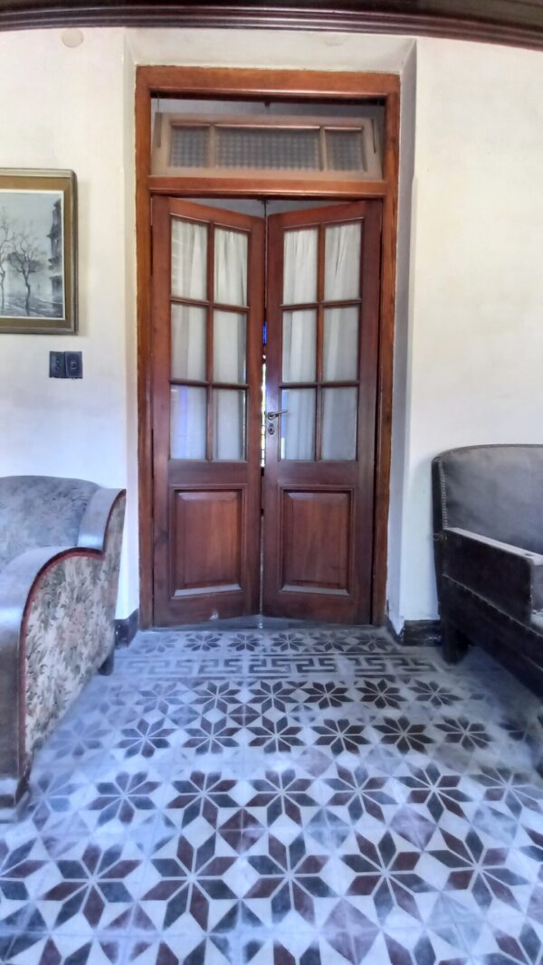 En venta casa: excelente para remodelar, 221m2 cubiertos a 50m de la plaza San Martin - Imagen 6