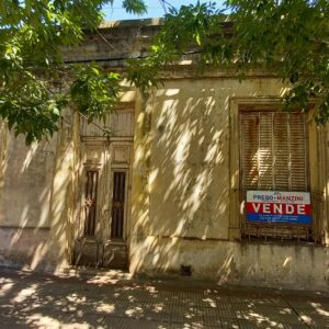 En venta casa: excelente para remodelar, 221m2 cubiertos a 50m de la plaza San Martin