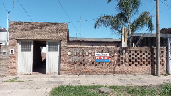 En venta: dos casas, edificadas sobre un terreno de 400m2, calle España 417.