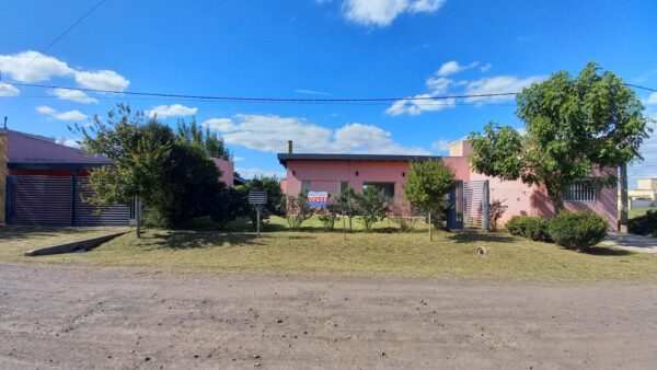 En venta: casa moderna, luminosa, hermoso parque, 181mts2 edificados, con pileta, sobre calle Almafuerte 864