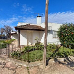 En venta, casa más local, edificado 164mts2, esquina Guido Lucotti y Carlos Urioste