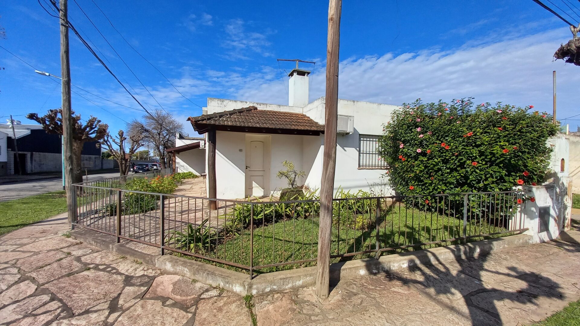 En venta, casa más local, edificado 164mts2, esquina Guido Lucotti y Carlos Urioste