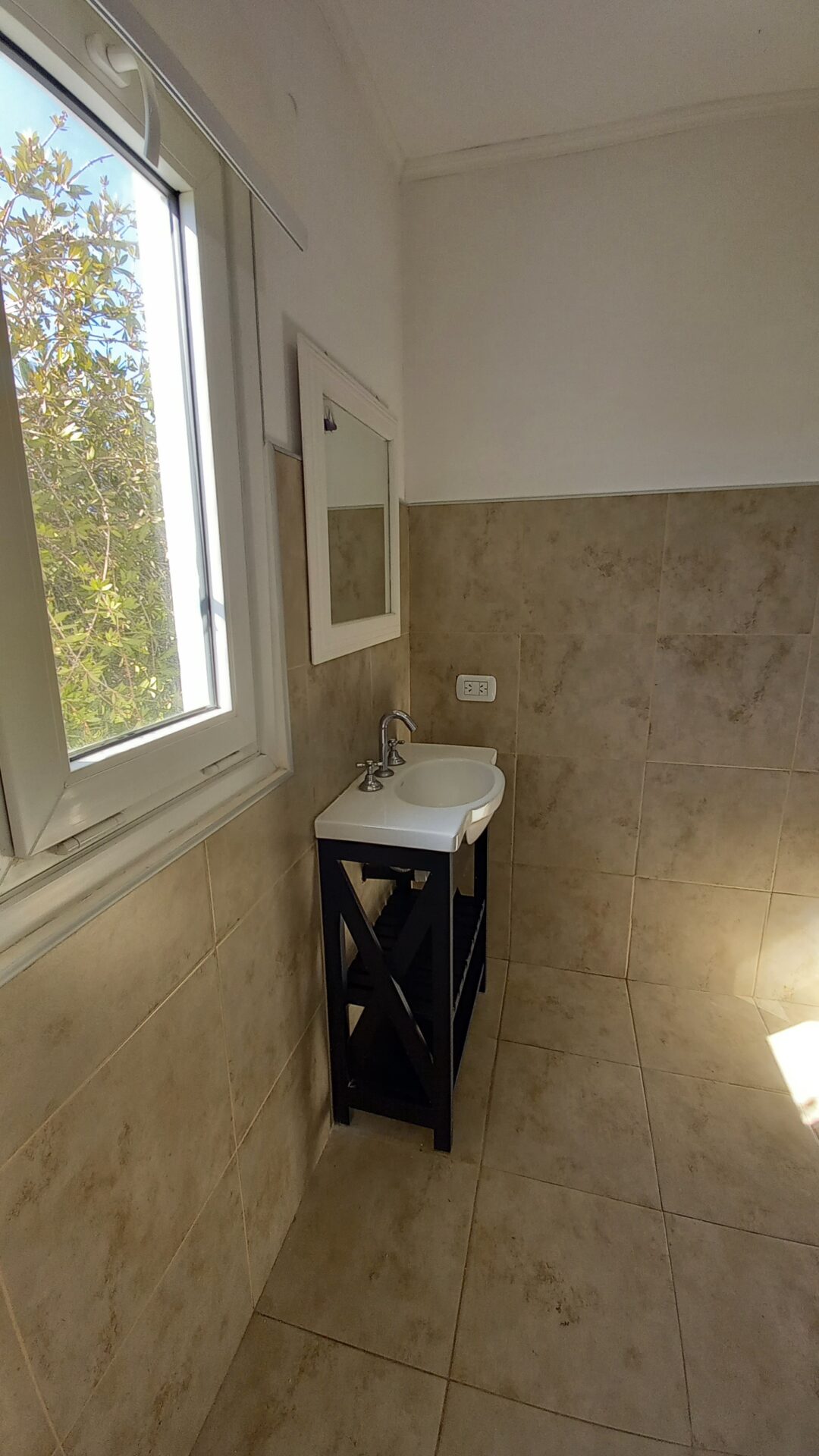 En venta, casa moderna con 3 años de uso, superficie cubierta 148m2, terreno 568m2, barrio "El Tropezón" Capitán Sarmiento - Imagen 19