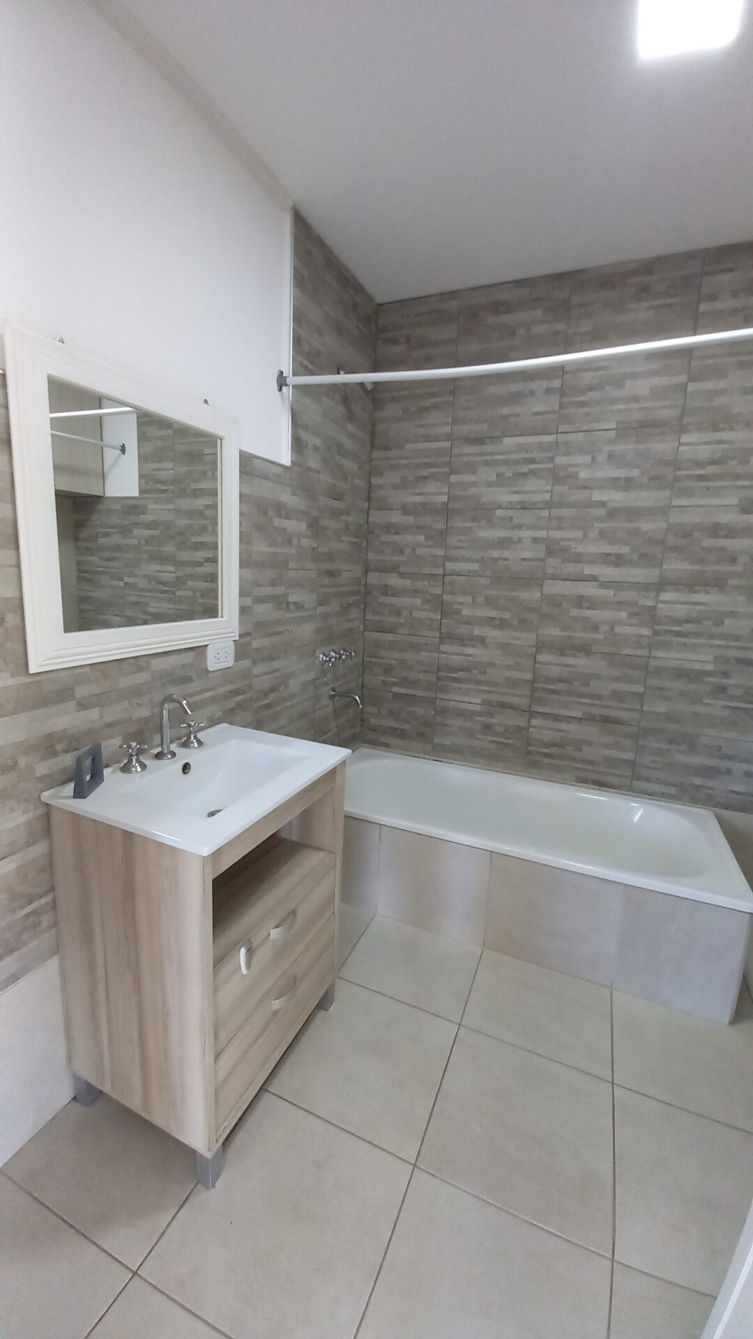 En venta, casa moderna con 3 años de uso, superficie cubierta 148m2, terreno 568m2, barrio "El Tropezón" Capitán Sarmiento - Imagen 6