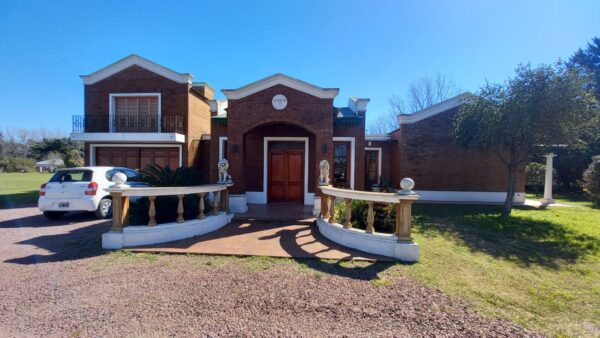En venta casa quinta ubicada a 12 cuadras del centro de Capitán Sarmiento sobre Av. Mitre 1176, terreno 6.092m2, edificado 480m2 - Imagen 2