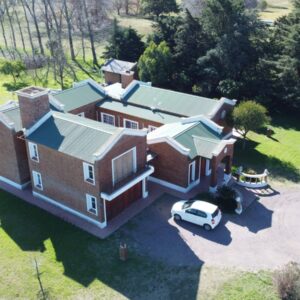 En venta casa quinta ubicada a 12 cuadras del centro de Capitán Sarmiento sobre Av. Mitre 1176, terreno 6.092m2, edificado 480m2