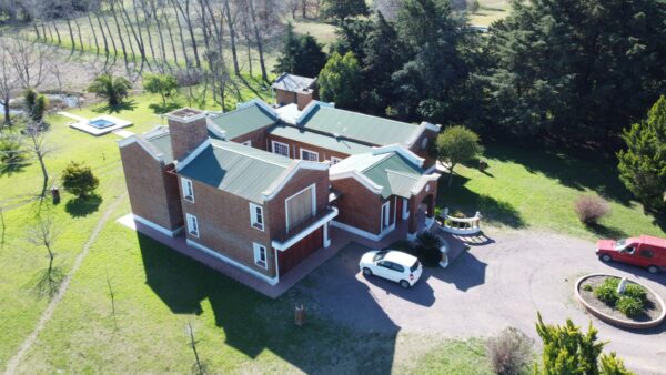 En venta casa quinta ubicada a 12 cuadras del centro de Capitán Sarmiento sobre Av. Mitre 1176, terreno 6.092m2, edificado 480m2