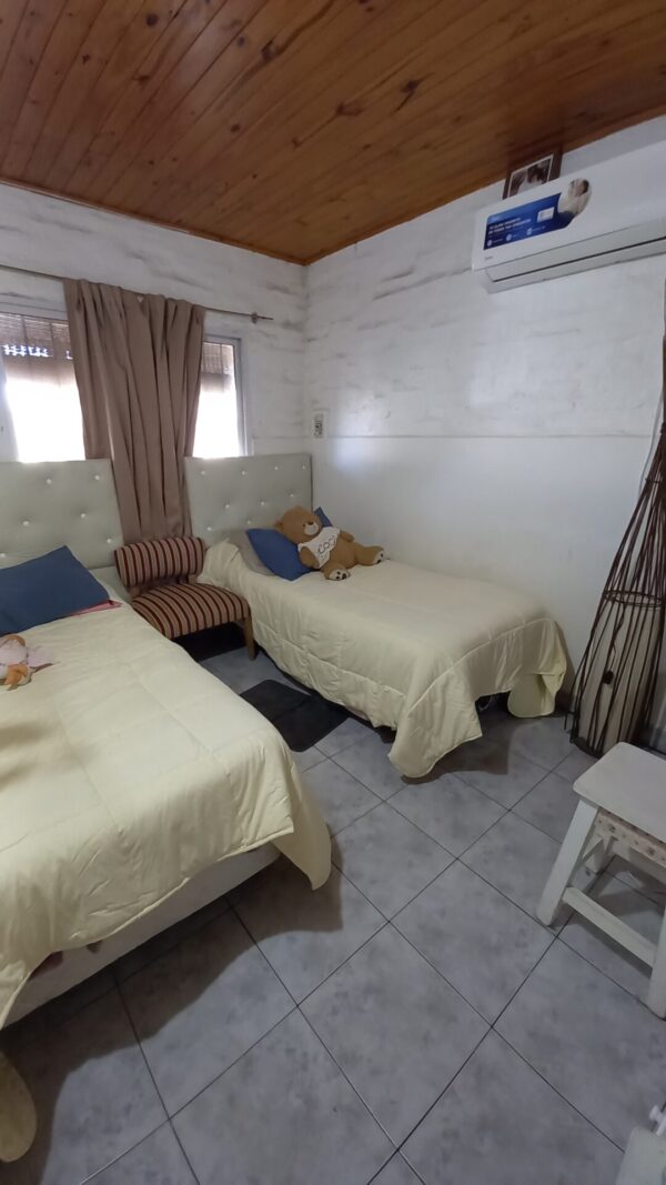 En venta casa quinta ubicada a 13 cuadras del centro de Capitán Sarmiento sobre calle Santiago del Estero 694, terreno 6.016 edificado 172m2 - Imagen 8