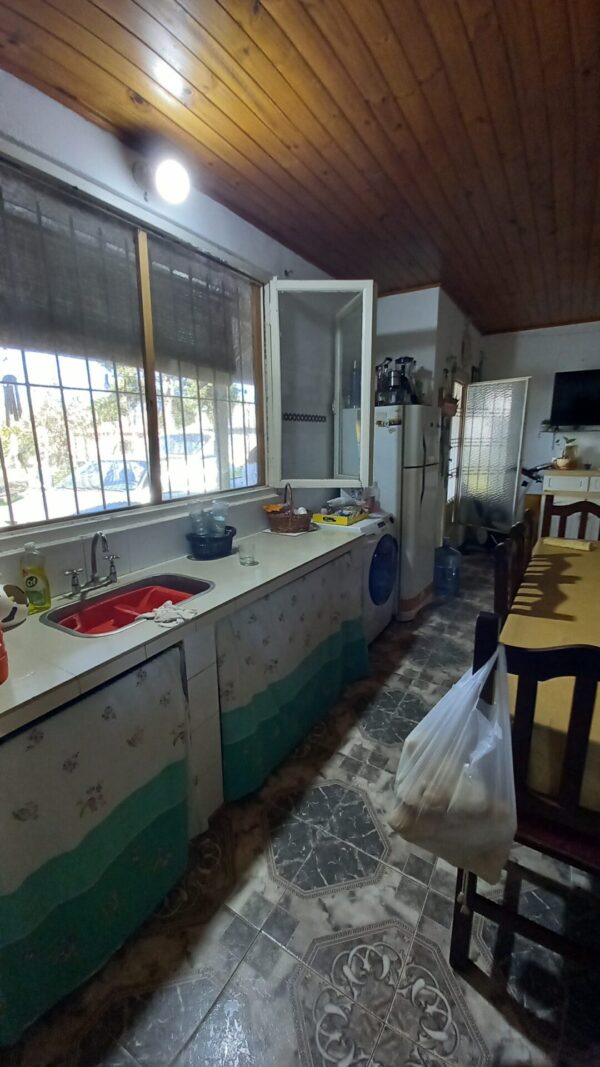 En venta casa quinta ubicada a 13 cuadras del centro de Capitán Sarmiento sobre calle Santiago del Estero 694, terreno 6.016 edificado 172m2 - Imagen 3