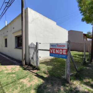 En venta casa 98mts2 cubiertos, terreno 274m2 sobre calles Carlos Urioste y Belgrano