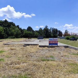 Terreno en venta, barrio El Tropezón, superficie 437m2, con cimientos y planos aprobados para 180m2