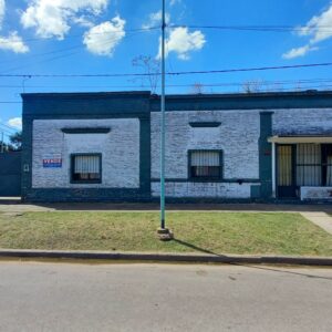 En venta casa 168mts2 cubiertos, terreno 496mts2, con pileta sobre calles Vicente L y Planes 202