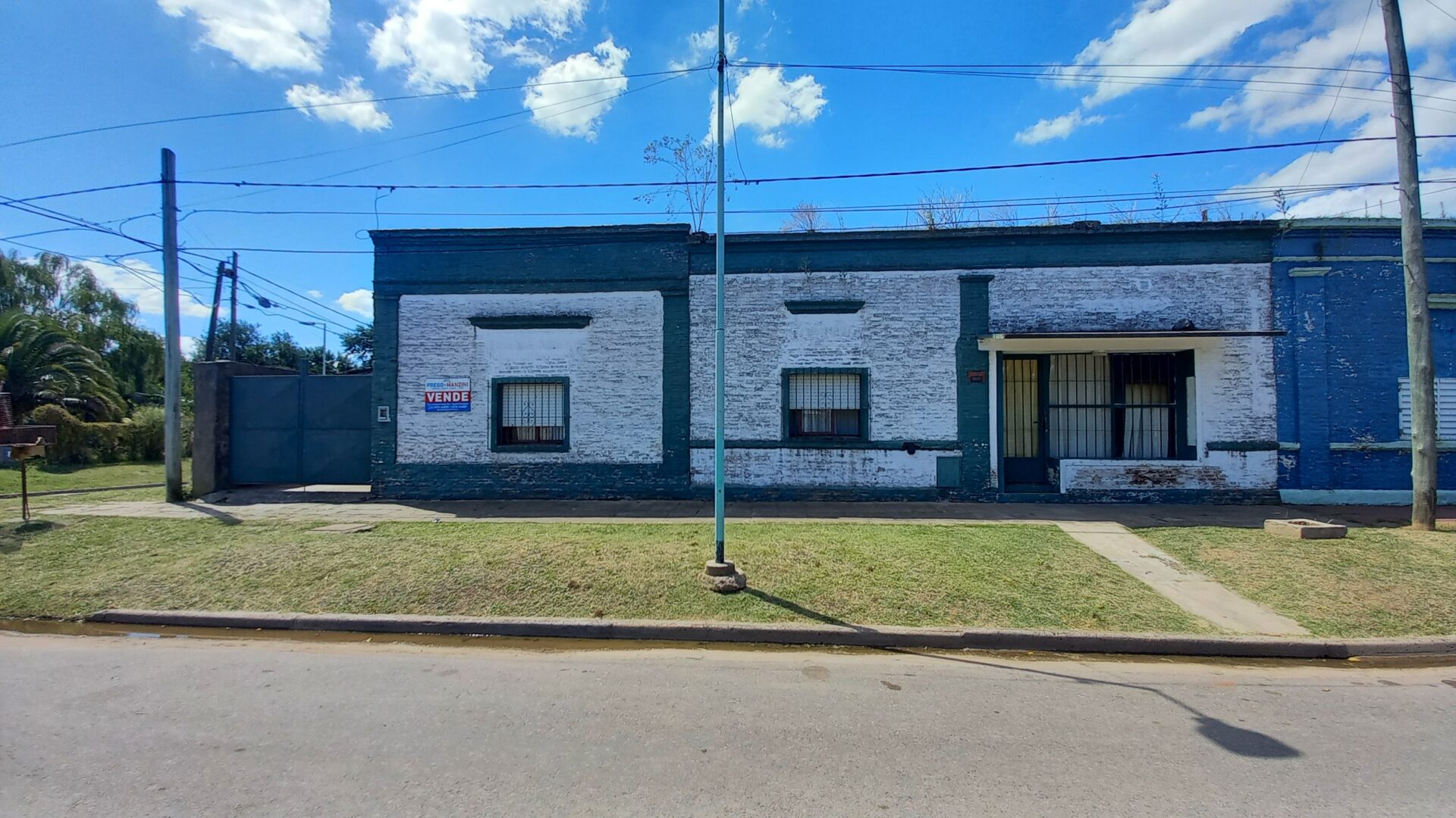 En venta casa 168mts2 cubiertos, terreno 496mts2, con pileta sobre calles Vicente L y Planes 202