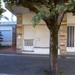 En venta casa con local y consultorio 170mts2 cubiertos sobre Av. Rivadavia 978