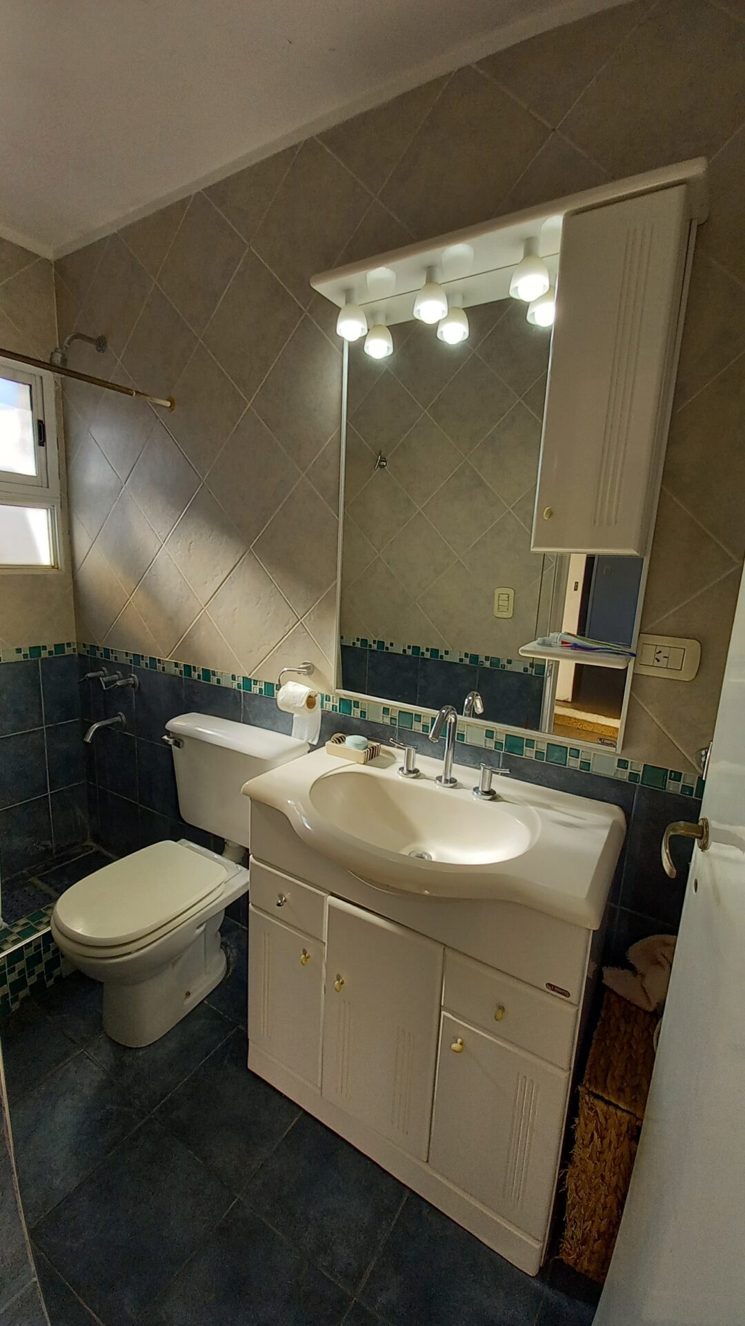 EN VENTA: Espectacular Casa Céntrica de 189 m2 sobre Terreno de 1.000 m2 con Gran Parque y Pileta sobre calles José Mármol 960 - Imagen 24