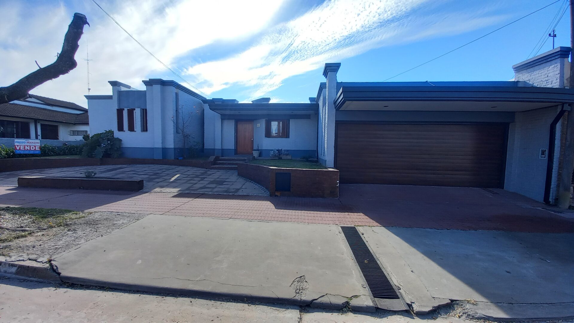 EN VENTA: Espectacular Casa Céntrica de 189 m2 sobre Terreno de 1.000 m2 con Gran Parque y Pileta sobre calles José Mármol 960 - Imagen 3