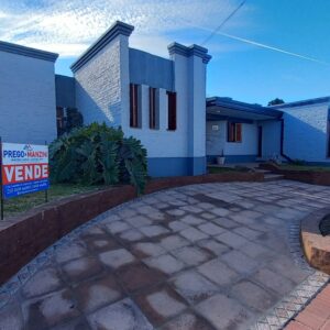 EN VENTA: Espectacular Casa Céntrica de 189 m2 sobre Terreno de 1.000 m2 con Gran Parque y Pileta sobre calles José Mármol 960