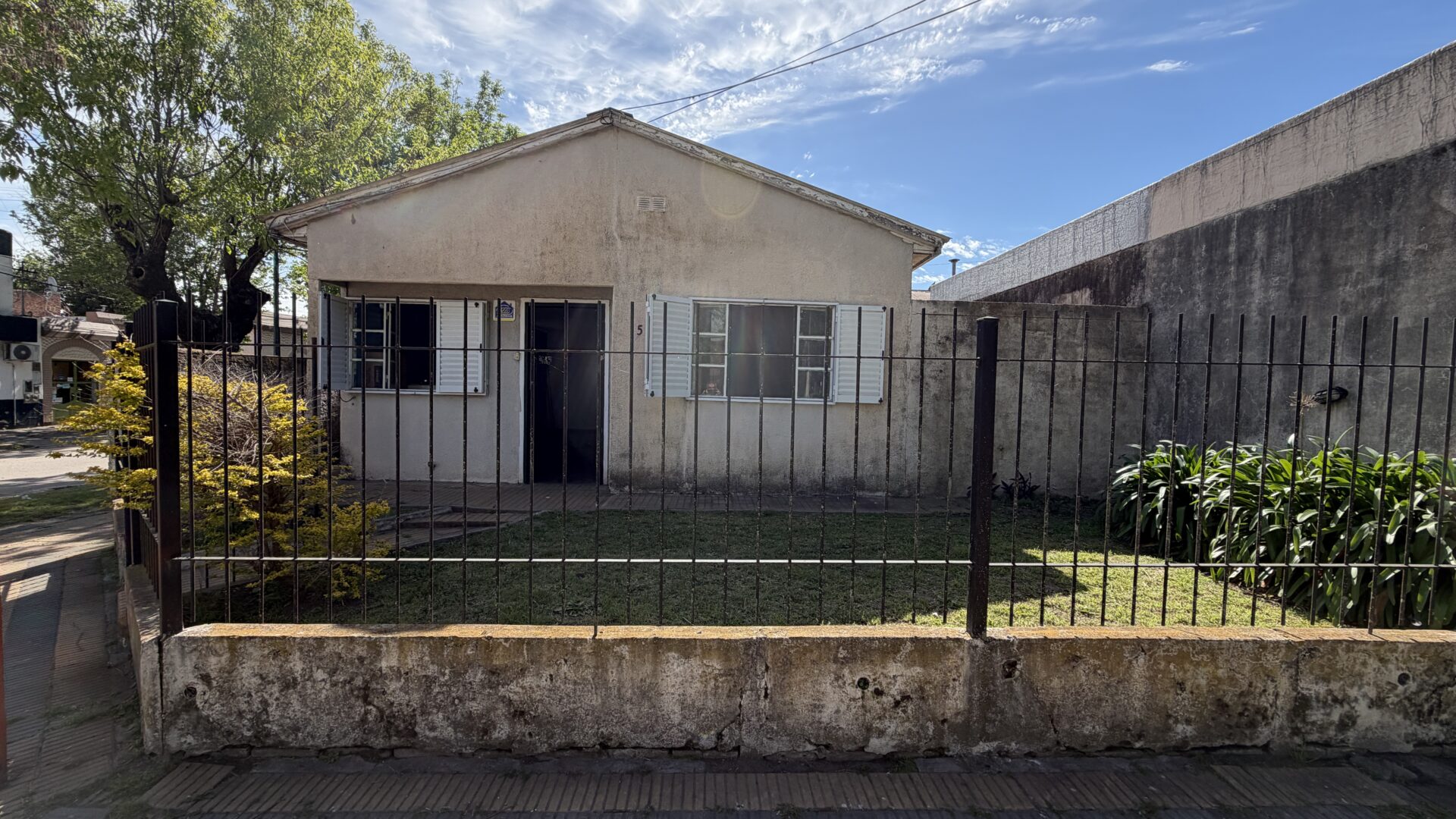 En venta casa frente a plaza San Martin 61m2 edificados terreno 195m2 esquina Alsina y Vicente L. y Planes - Imagen 2