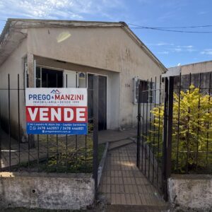 En venta casa frente a plaza San Martin 61m2 edificados terreno 195m2 esquina Alsina y Vicente L. y Planes