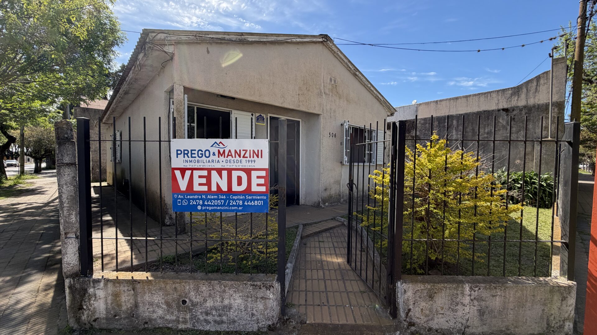 En venta casa frente a plaza San Martin 61m2 edificados terreno 195m2 esquina Alsina y Vicente L. y Planes